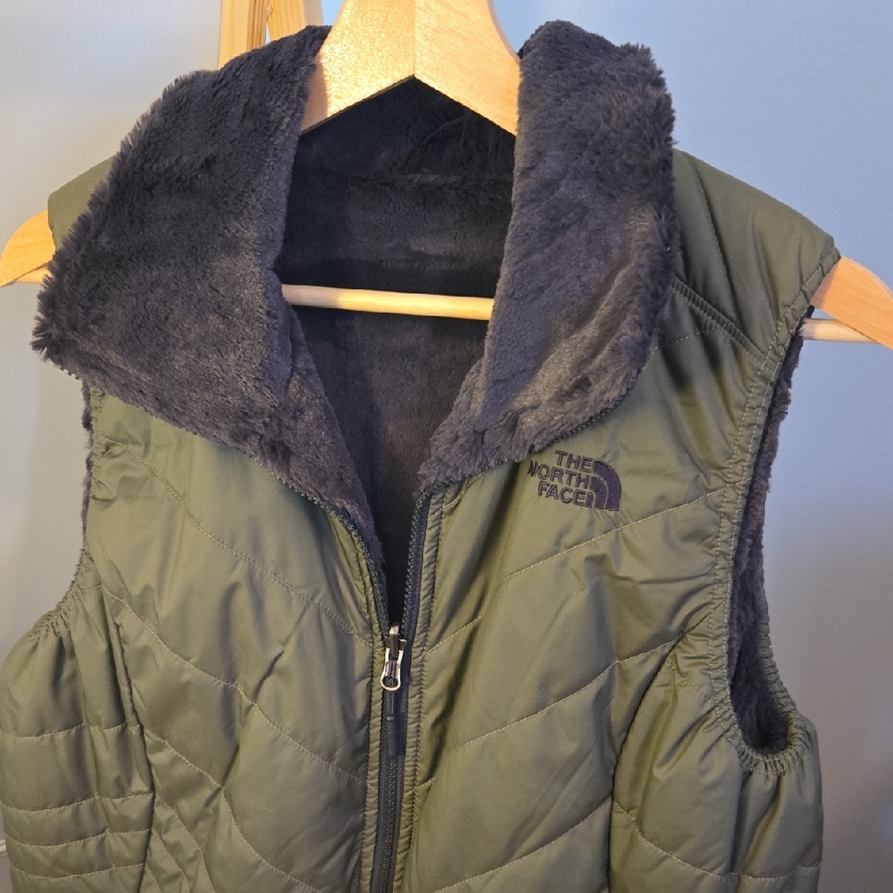 The North Face Reversable Women's Green Quilted/Faux Fur Vest - Picture 2 of 8